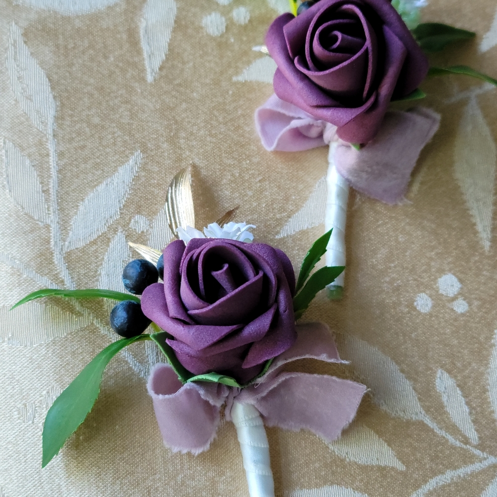 Boutenneires (2) & small toss bouquet for the single ladies!
